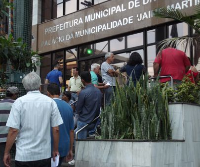 Horário reduzido da Prefeitura de Divinópolis gera revolta dos munícipes e veementes críticas dos vereadores no plenário da Câmara prefeitura fechada